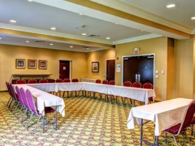Express & Wallace-hwy 41, An Ihg 2* Wallace