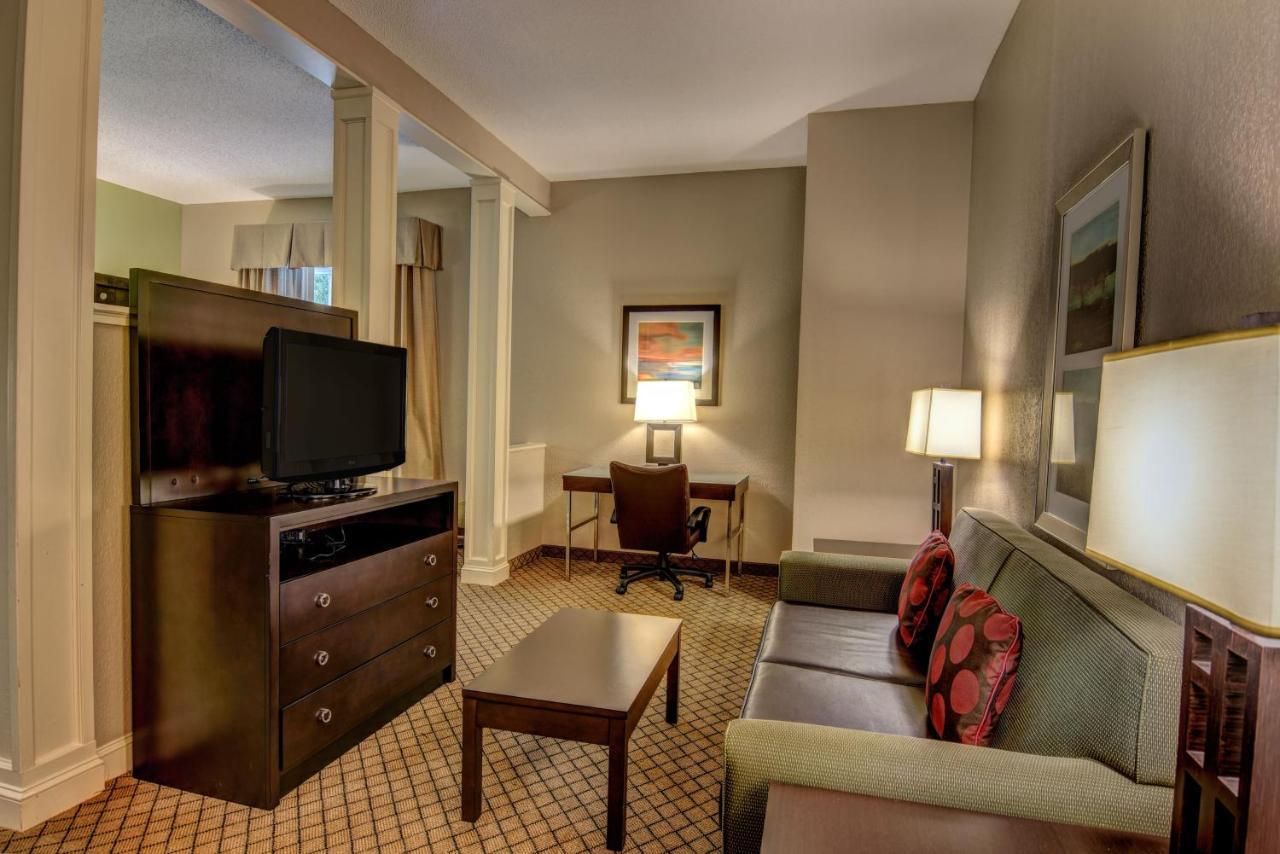 Express & Wallace-hwy 41, An Ihg Wallace