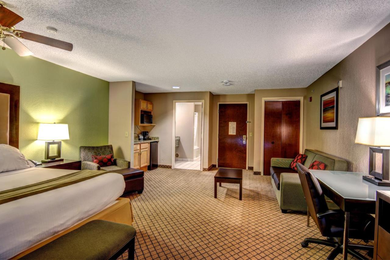 Express & Wallace-hwy 41, An Ihg Wallace