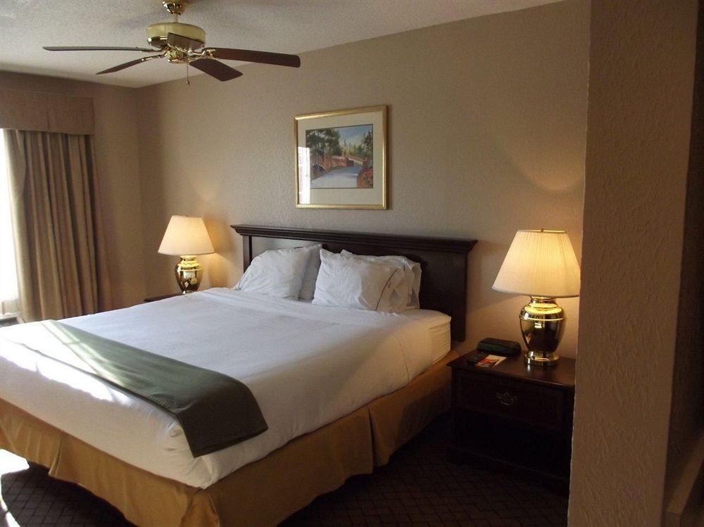 Hotel Express & Wallace-hwy 41, An Ihg 2*