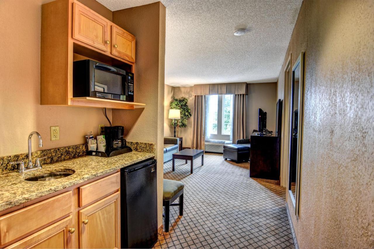 Express & Wallace-hwy 41, An Ihg Wallace